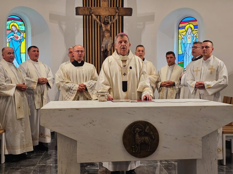 Nadbiskup Vukšić posvetio oltar i blagoslovio župnu crkvu u Vukanovićima