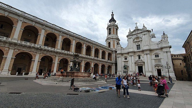 Papa obiteljima na hodočašću u Pompejima i Loretu: Budite sredstva mira