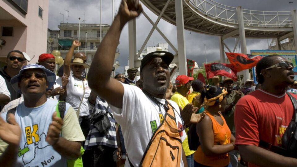 Francuska šalje zabranjene snage za suzbijanje nereda na Martinique u jeku prosvjeda