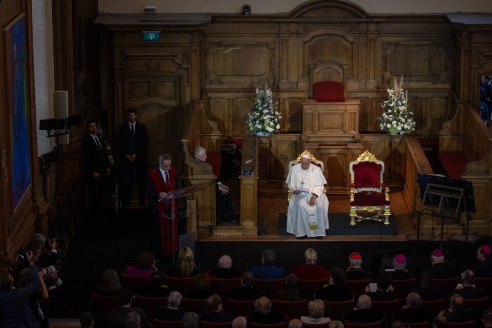 Papa Franjo pozvao profesore da ‘traže istinu’ u posjetu 600 godina starom belgijskom sveučilištu