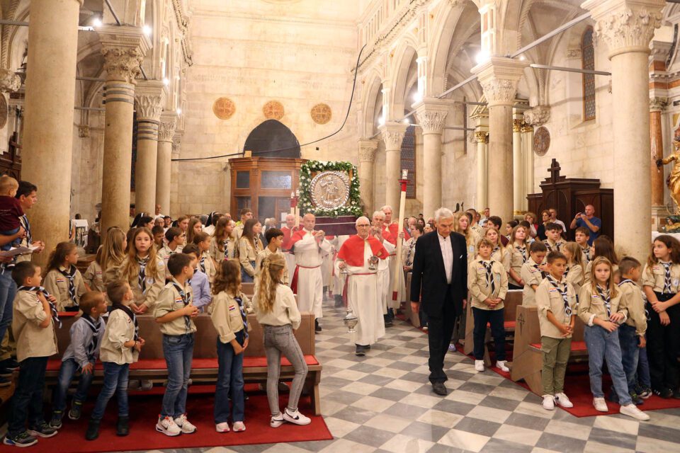 Otvorena svetkovina sv. Mihovila i predstavljena zbirka poezije biskupa Ante Ivasa.