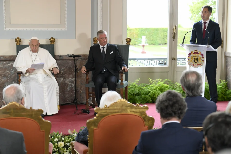 Belgijski premijer kritizira papu Franju zbog izjava o pobačaju