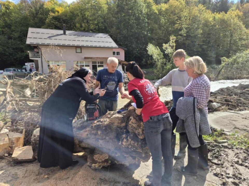 Timovi Caritasa Vrhbosanske nadbiskupije u kontinuiranom obilasku poplavljenih područja