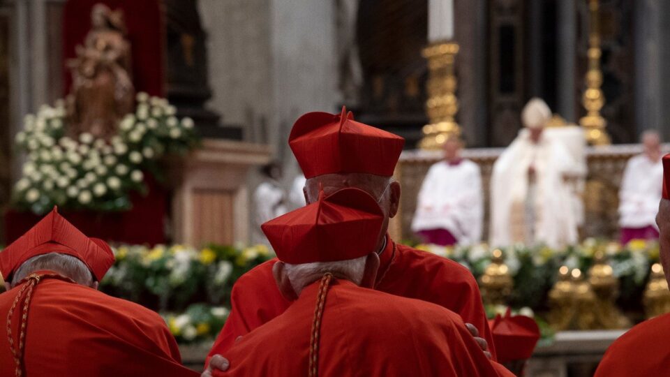 Papa izabranim kardinalima: Držite oči podignute, ruke spojene, noge bose