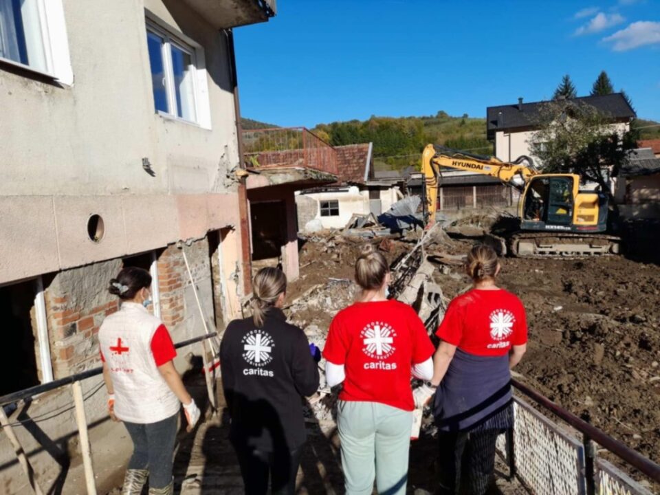 Caritasovi djelatnici i volonteri proveli dan na poplavljenim područjima