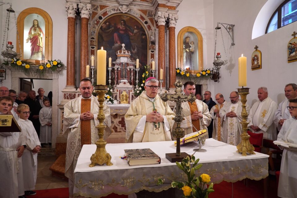 BIBINJE: Nadbiskup Zgrablić predvodio misu povodom 350. godišnjice posvete crkve sv. Roka