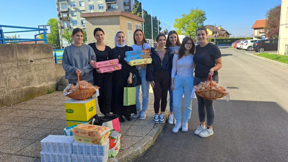 Maturantice Ekonomske škole posjetile pučku kuhinju – Sisačka biskupija