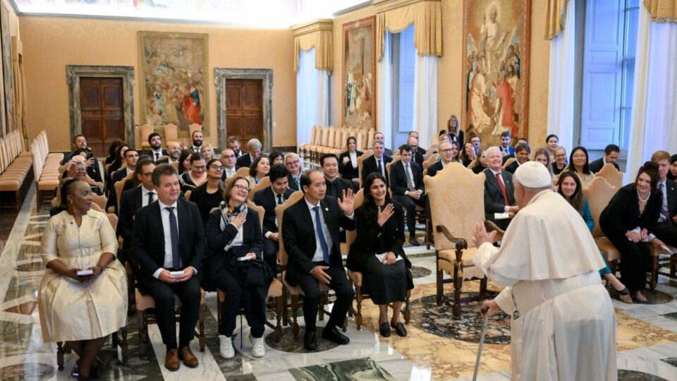 Papa G7 o inkluziji i invalidnosti: Koliko god različiti, svi smo isti – Vatican News