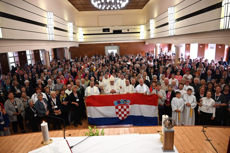 BLATO, KORČULA: Hodočašće vjernika Zadarske nadbiskupije – Nadbiskup Zgrablić predvodio misno slavlje u Blatu na Korčuli