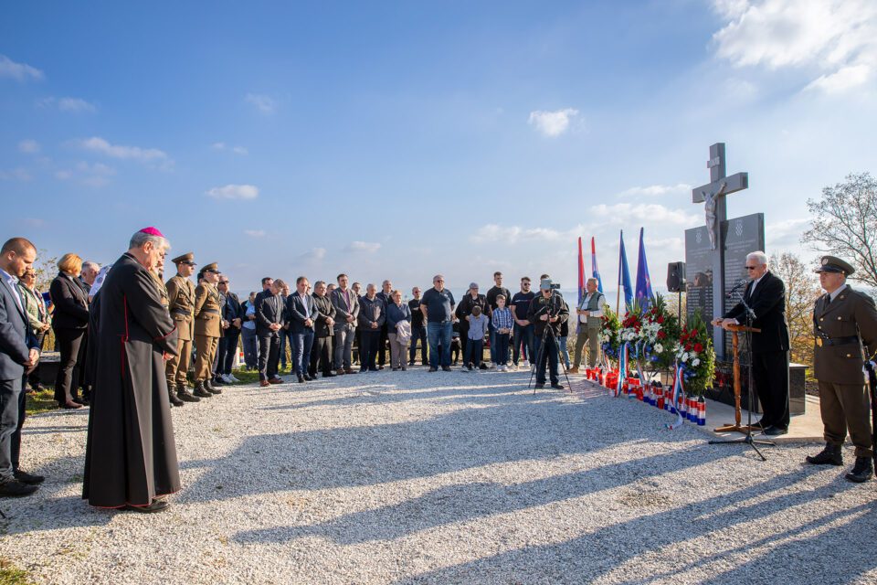 U Dvorišću otkriven spomenik stradalima u Domovinskom i Drugom svjetskom ratu – Sisačka biskupija