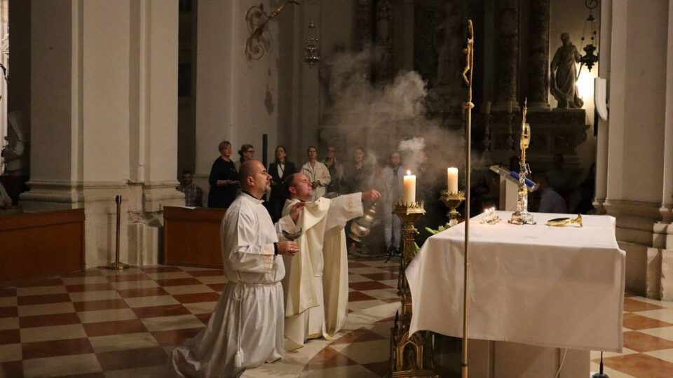 Molitveno-slavljeničko bdjenje Holywin uz otvoren Moćnik katedale – Dubrovačka biskupija