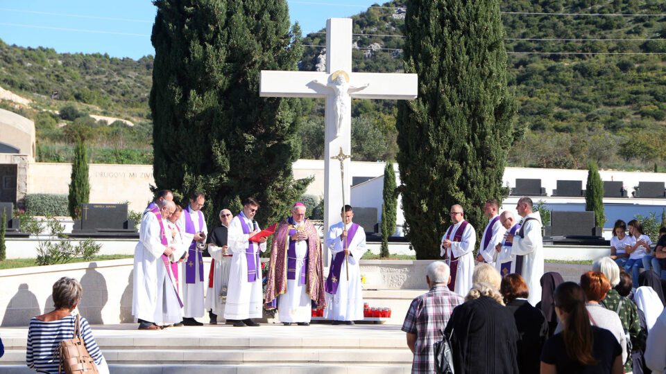 Vjernici grada Šibenika svetkovinu Svih Svetih proslavili zajedničkim slavljem na groblju Kvanj.