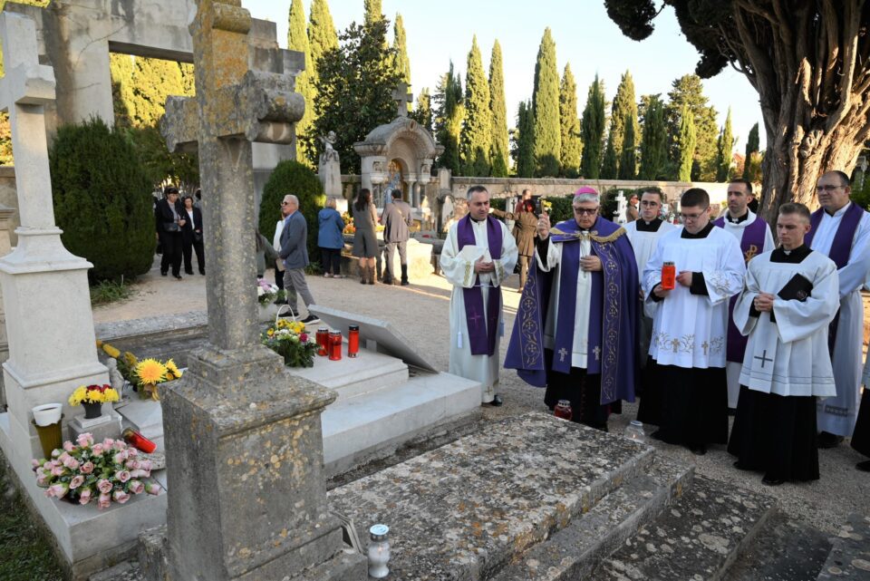 ZADAR: Nadbiskup Zgrablić predvodio Službu Riječi s odrješenjem za pokojne na Gradskom groblju