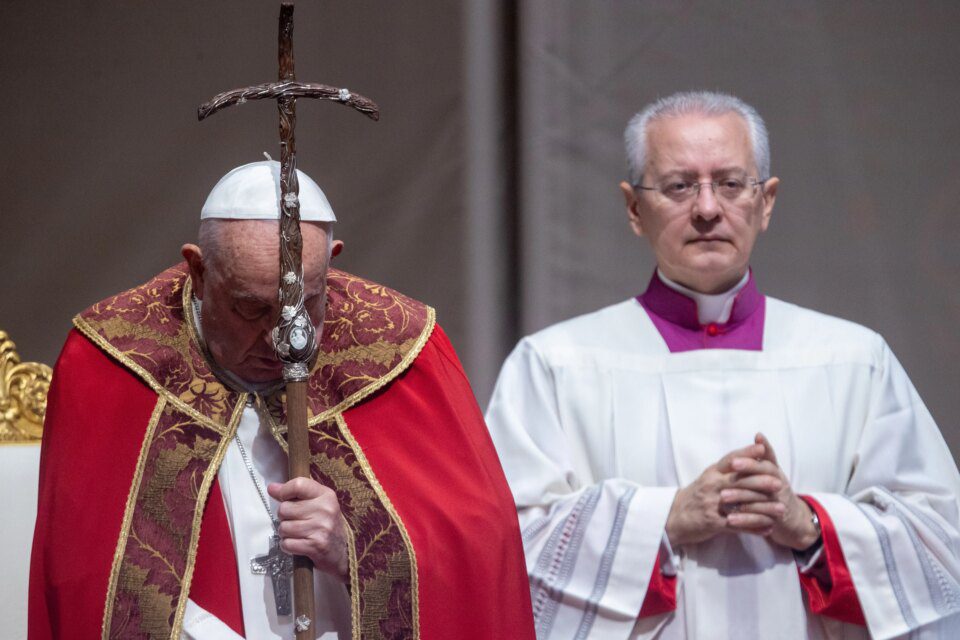 Papa Franjo služi misu za više od 120 preminulih kardinala i biskupa