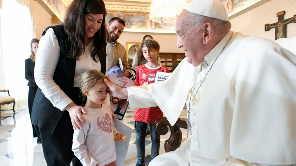 Papa se susreo s izraelskim taocima oslobođenim iz Gaze – Vatican News