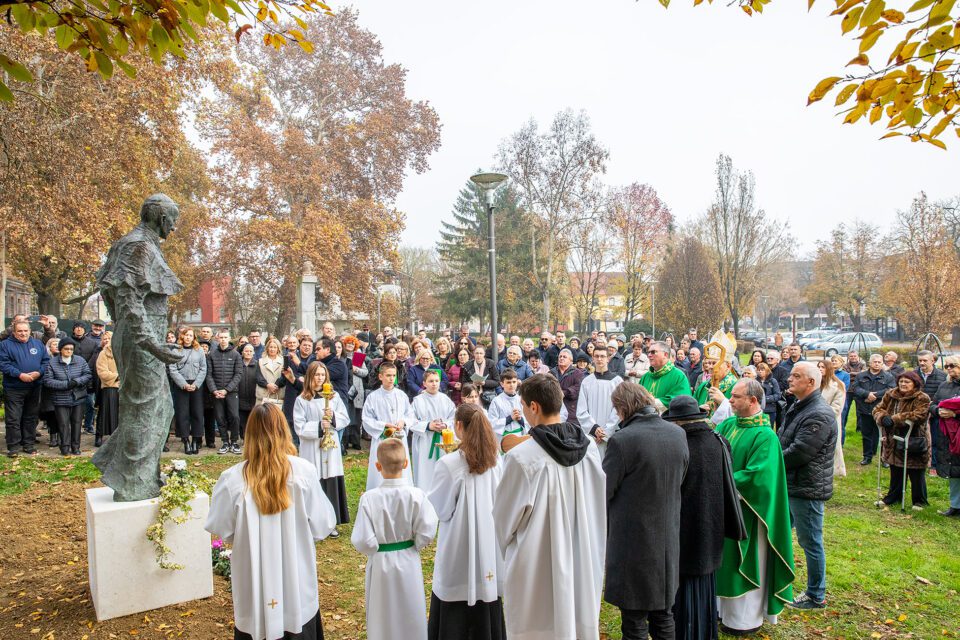 U Ivanić-Gradu otkriven spomenik slugi Božjem biskupu Josipu Langu – Sisačka biskupija