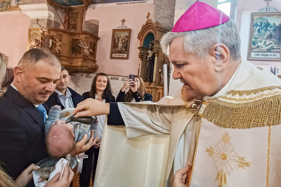 Biskup krstio šesto dijete obitelji Brekalo – Sisačka biskupija