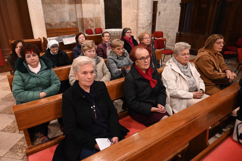 ZADAR: Održan susret župnih zborova Zadarske nadbiskupije u katedrali sv. Stošije