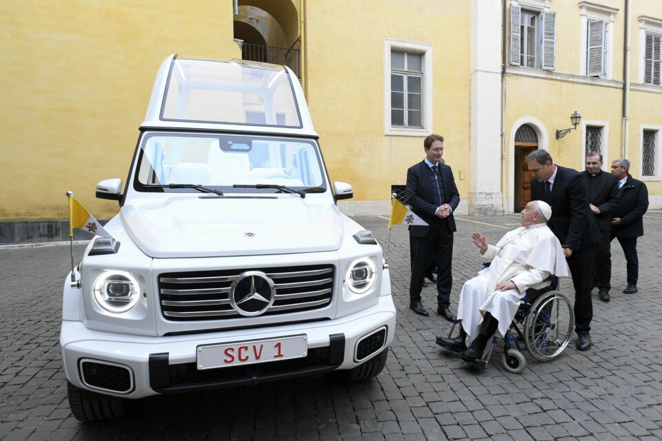 Mercedes-Benz predstavlja papi Franji novi modificirani G-Wagon ‘papamobil’