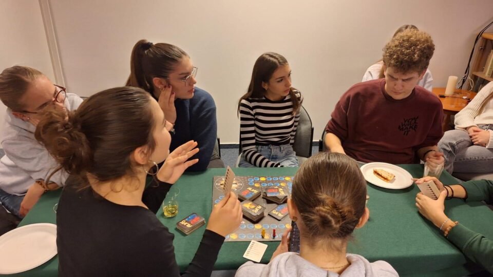 Međunarodni dan volontera proslavljen u Caritasu uz društvene igre i pizza party – Dubrovačka biskupija