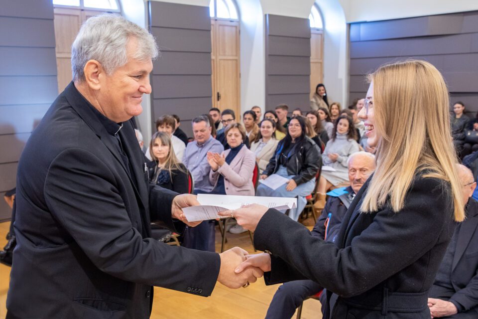 Dodijeljene 93 stipendije studentima s područja Sisačke biskupije – Sisačka biskupija