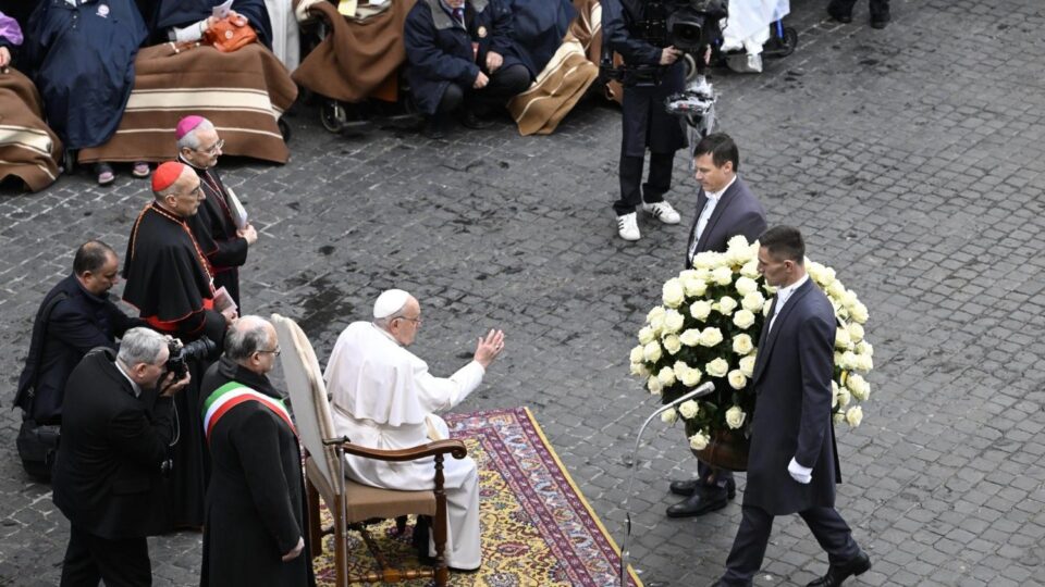 Papa odaje počast Mariji kod kipa Bezgrešnog začeća – Vatican News