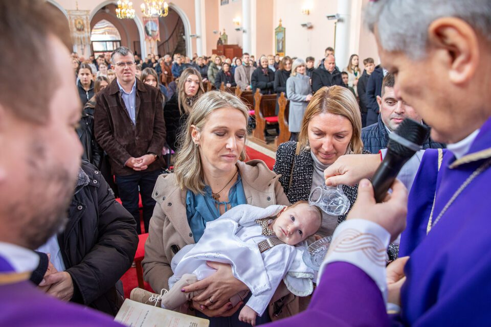 Biskup krstio peto dijete obitelji Bošković – Sisačka biskupija