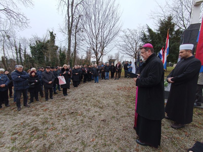 Biskup Šaško predvodio molitvu za katoličke vjernike na oskvrnjenim grobovima hrvatskih vojnika