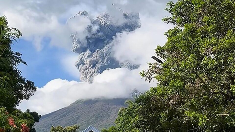 Bishop apelira na pomoć nakon što je erupcija raselila tisuće ljudi na Filipinima