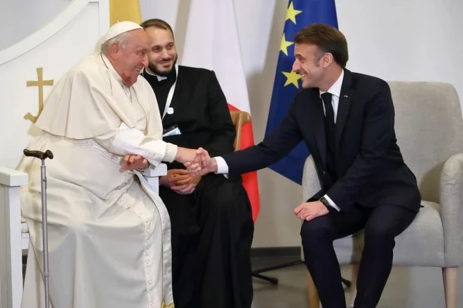 U susretu s francuskim predsjednikom Macronom, papa Franjo dijeli molitvu za smisao za humor