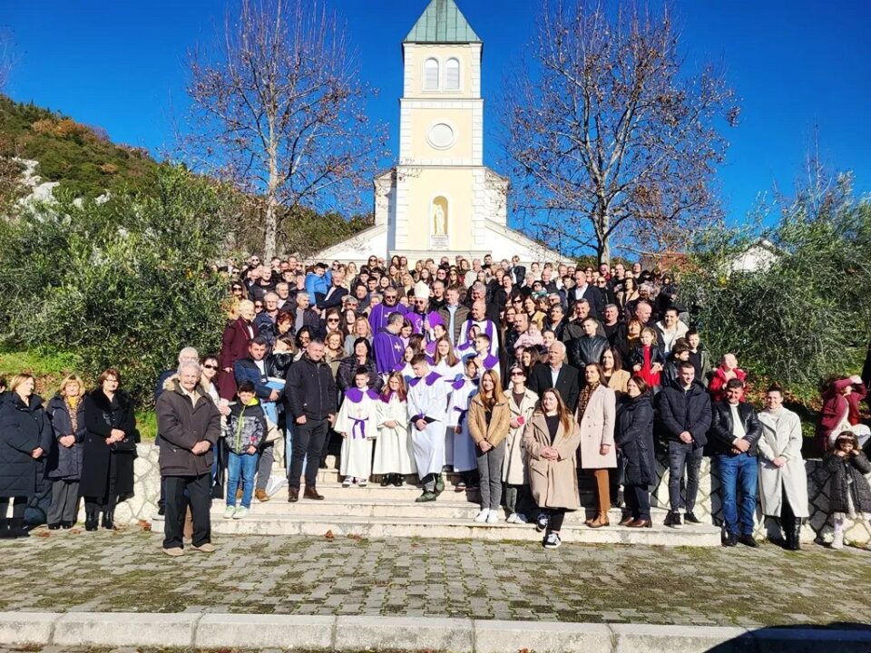 Mons. Mladen Vukšić, biskup kotorski, posjetio rodnu župu Vitinu