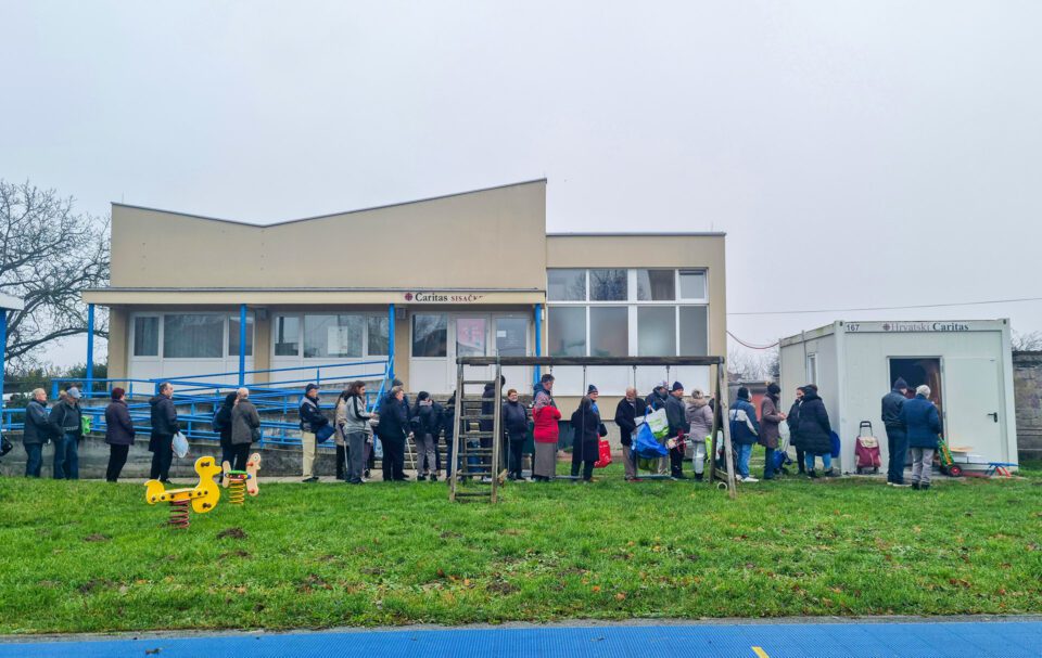 Caritas uljepšao Božić brojnim obiteljima – Sisačka biskupija