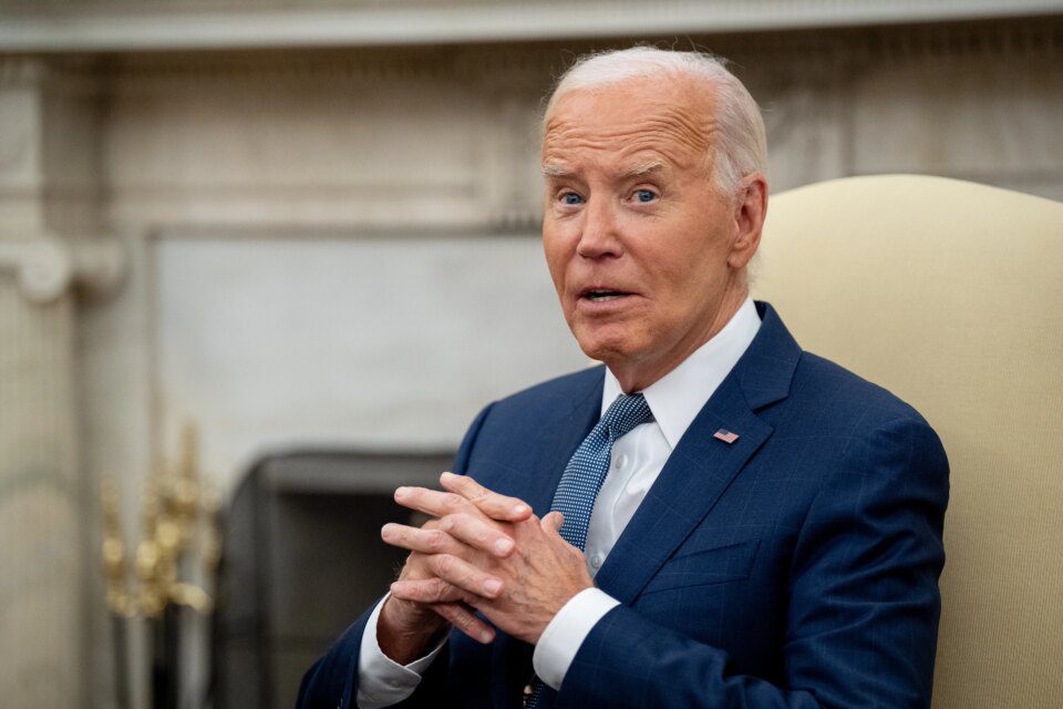 Biden potpisuje zakon o obrani koji ukida financiranje droga za maloljetne transrodne osobe