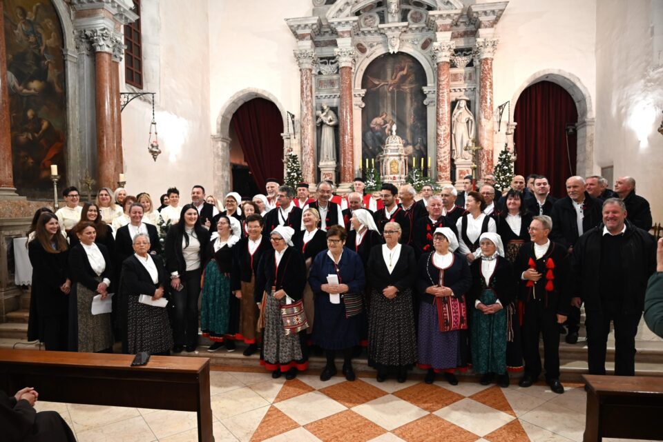 ZADAR: Održan klapski koncert božićnih pjesama u crkvi sv. Frane