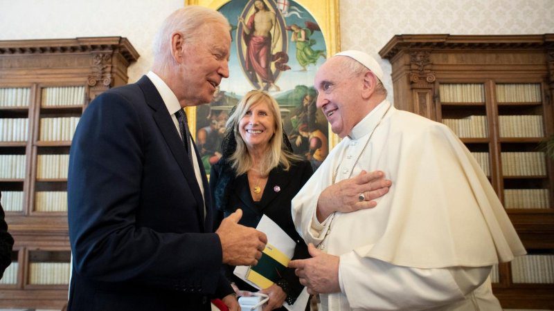 Biden otkazao posjet papi Franji zbog požara u Kaliforniji