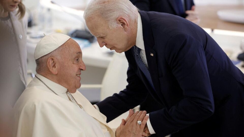 Joe Biden dodjeljuje papi Franji Predsjedničku medalju slobode