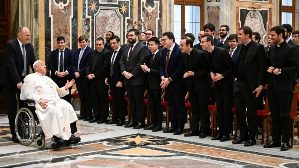 Papa sjemeništarcima: Život održavaju bezbrojni Šimun Cirenac