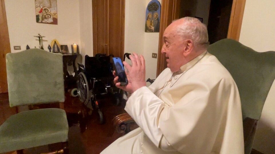 Papa u video razgovoru sa župom u Gazi: ‘Molim za vas’ – Vatican News