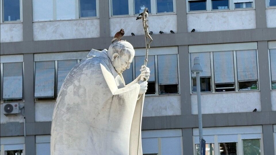 Papa Franjo ima miroljubivu noć i nastavlja svoju terapiju u bolnici