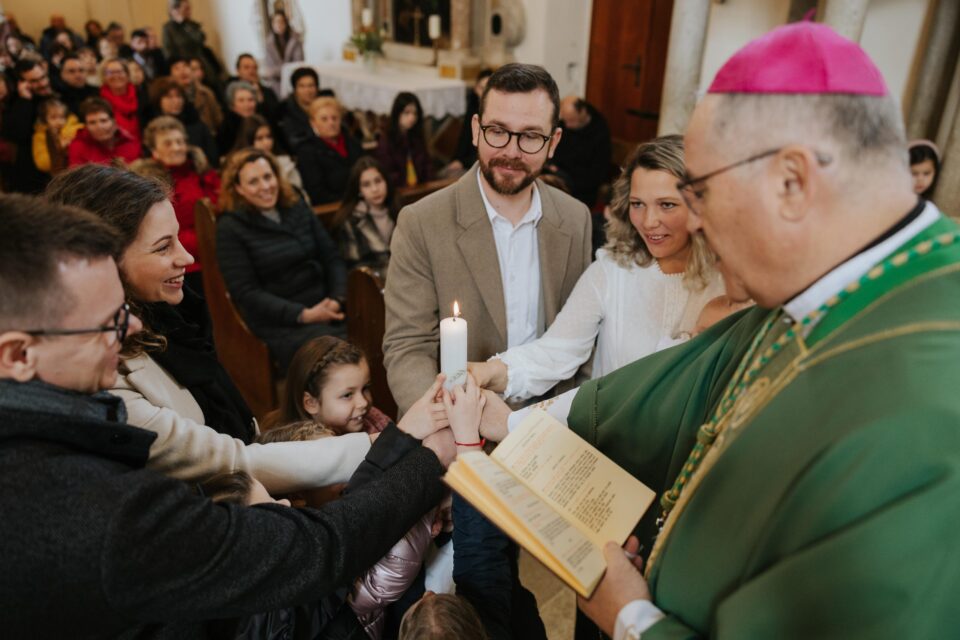 Biskup Štironja krstio peto dijete obitelji Mihalj