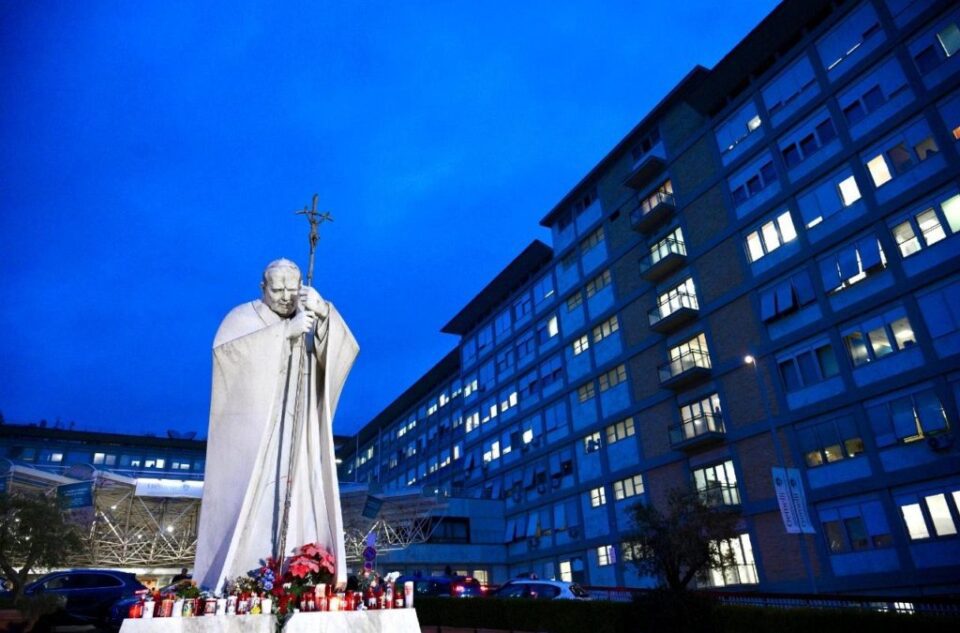 Potvrđeno poboljšanje kliničkog stanja pape Franje