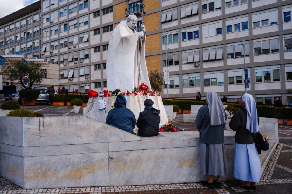 Medicinsko stanje pape Franjo i dalje se poboljšava, kaže Vatikan