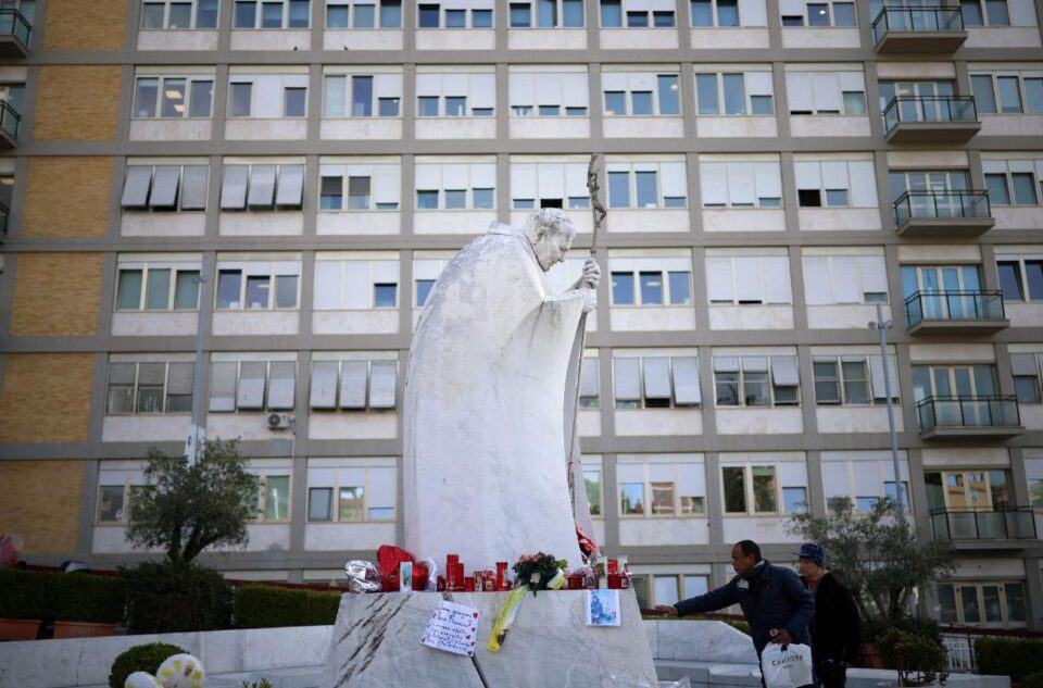 Papa odmarajući nakon tihe noći