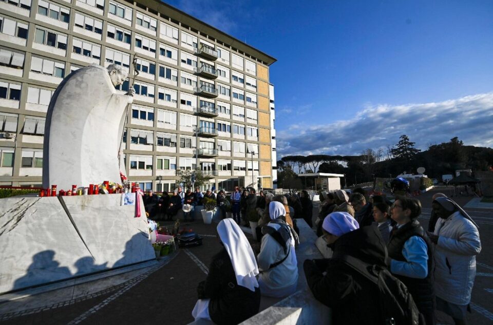 Papino stanje stabilno, mehanička ventilacija ukinuta