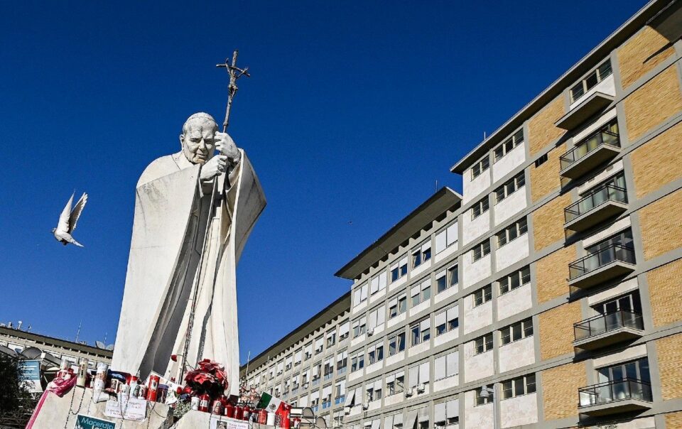 Papa je prespavao preko noći nakon dvije respiratorne insuficijencije