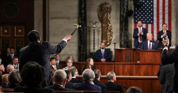 Trump navodi “brzu i neumoljivu akciju” na imigraciju, rodnu politiku u govoru Kongresu