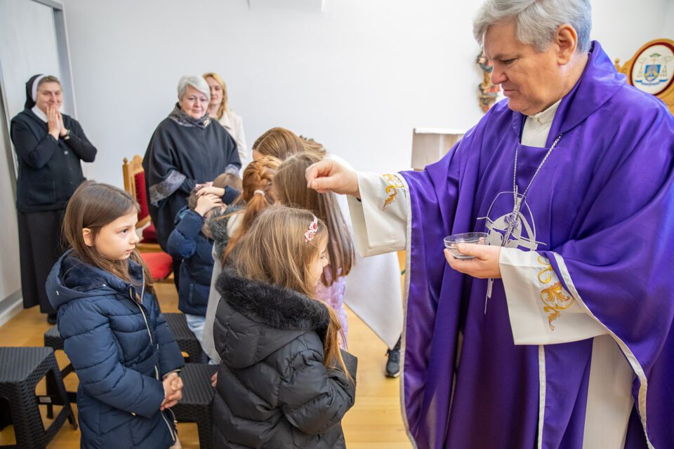 Misa s obredom pepeljenja za učenike i djelatnike Katoličke osnove škole – Sisačka biskupija