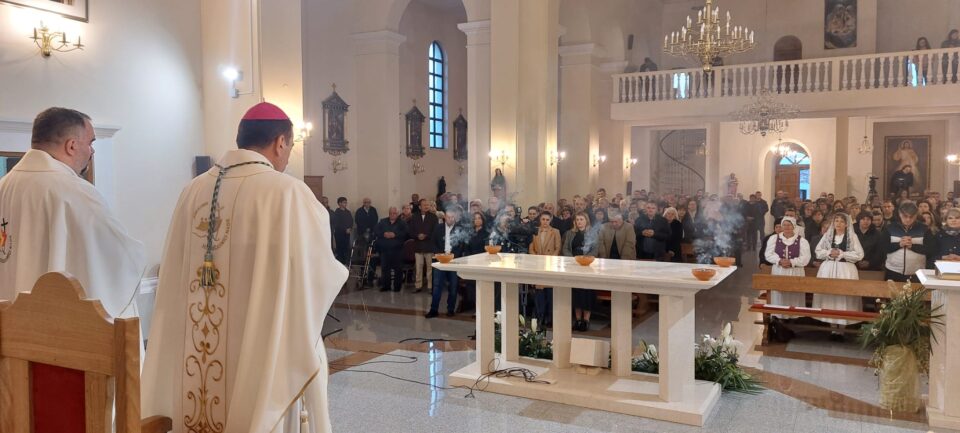 Biskup Medo posvetio crkvu i novi kameni oltar u Cetingradu