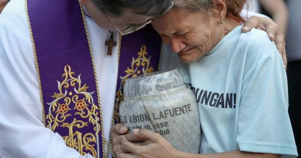 Svećenici koji pomažu rodbini žrtava filipinskog ‘rata protiv droga’ jubilant nad uhićenjem Dutertea