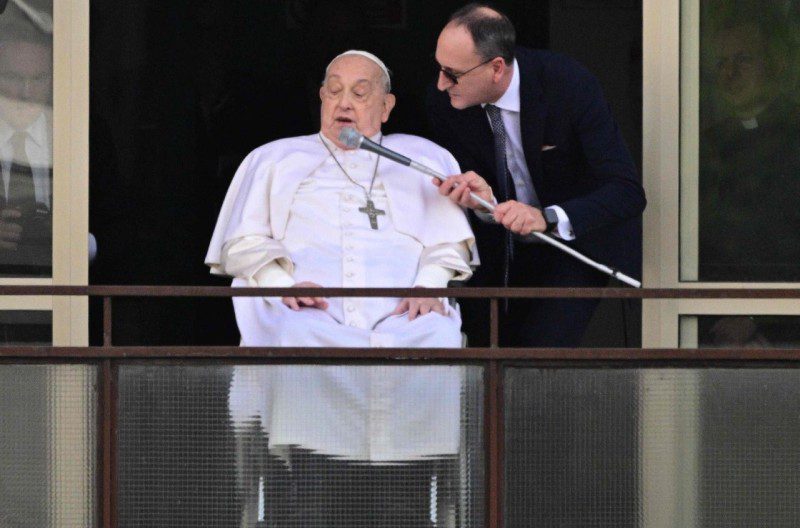 Papa nastavlja s terapijama i odmorom u Domu svete Marte